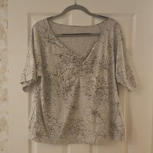 T by Talbots Gray Floral Short Sleeve Top. Size XL